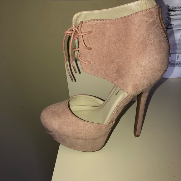 High heel - Picture 2 of 3